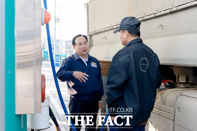 이권재 오산시장이 17일 오후 주유소를 방문해 경유 가격 인상으로 인한 화물차주의 애로 사항을 청취하고 있다. /오산시