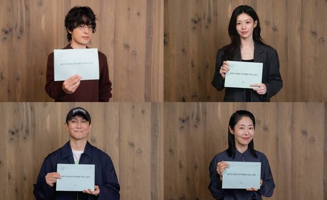 JTBC 새 토일드라마 '모두가 자신의 무가치함과 싸우고 있다' 대본 리딩 현장이 공개됐다. /스튜디오 피닉스·SLL·스튜디오 플로우