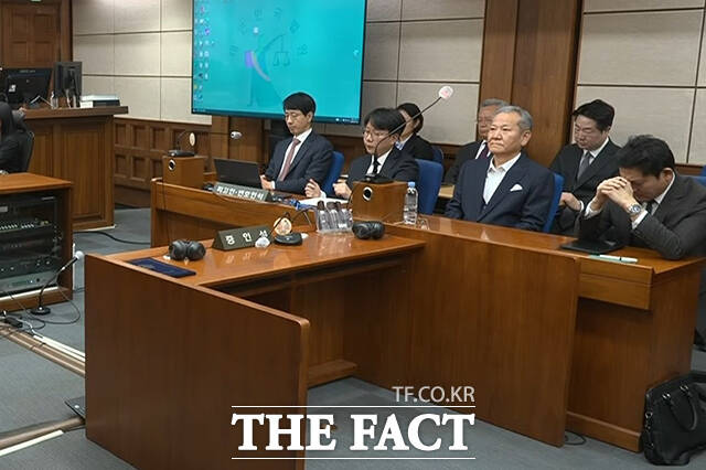 이상민 전 행정안전부 장관이 지난달 12일 오후 서울 서초구 서울중앙지방법원에서 열린 내란 중요임무 종사 등 혐의 1심 선고공판에 출석해 류경진 부장판사의 선고를 듣고 있다. /서울중앙지방법원