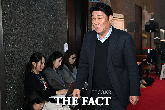 장동혁 대표와 면담 위해 당 대표실 향하는 강대식(대구 동구군위군을) 의원.