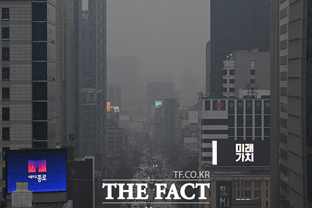 서울시 초미세먼지 농도가 '나쁨'을 기록하고 비가 내린 18일 오전 서울 종로구 일대가 흐린 모습을 보이고 있다. /김성렬 기자