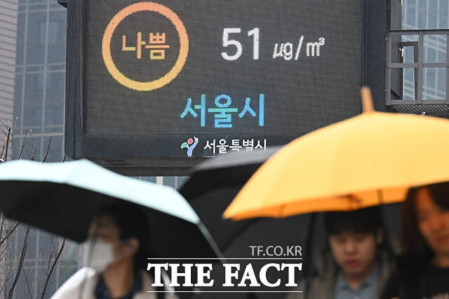 서울시 초미세먼지 농도가 '나쁨'을 기록하고 비가 내린 18일 오전 서울 종로구 일대가 흐린 모습을 보이고 있다. /김성렬 기자