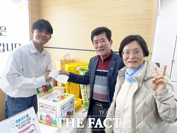 대전시 대덕구 법동종합사회복지관이 17일 지역 내 나눔 문화를 확산하고 복지기금 마련을 위해 사랑을 더하는 일일찻집을 운영했다. /법동종합사회복지관