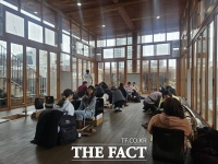  '케데헌' 열풍 타고 핫플 등극…서울한방진흥센터, 내·외국인 '북적'