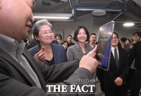  네이버 사옥 둘러보는 리사 수·최수연 [포토]