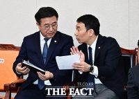  중수청 상정 앞두고 대화하는 윤호중 장관과 김용민 의원 [포토]