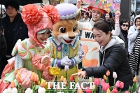  명동 거리에서 튤립 선물 받는 시민들 [포토]