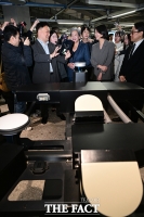  디지털트윈 설명 듣는 리사 수 [포토]