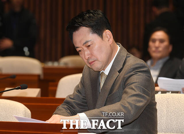 장동혁 국민의힘 대표가 차 교수의 발언을 들으며 생각에 잠겨 있다.