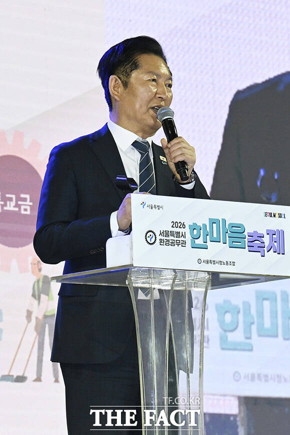 정원오 더불어민주당 서울시장 예비후보(왼쪽)와 오세훈 서울시장(오른쪽)이 악수를 하고 있다.