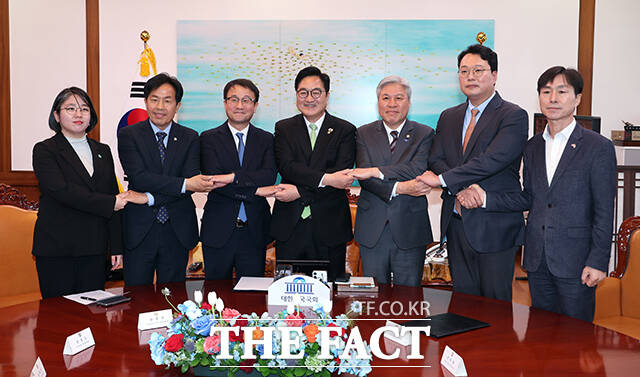 우원식 국회의장이 19일 오후 서울 여의도 국회에서 ‘초당적 개헌추진을 위한 제정당 연석회의’에 참석해 기념 촬영을 하고 있다. 왼쪽부터 용혜인 기본소득당 원내대표, 윤종오 진보당 원내대표, 한병도 더불어민주당 원내대표, 우 의장, 서왕진 조국혁신당 원내대표, 천하람 개혁신당 원내대표, 한창민 사회민주당 원내대표. /국회=배정한 기자