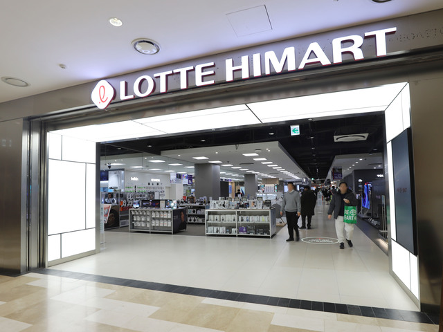 가전시장 침체기를 겪고 있는 롯데하이마트 남창희 대표가 어려운 경영 환경에도 수익성이 강화됐다며, 인공지능(AI)과 케어 서비스 중심의 성장 전략을 펴겠다고 19일 밝혔다. 사진은 롯데하이마트 잠실점 매장 모습. /롯데하이마트