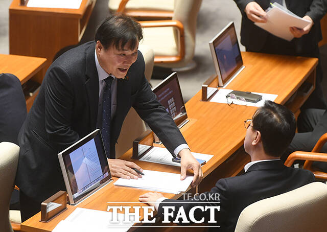 조계원 더불어민주당 의원이 19일 오후 서울 여의도 국회에서 본회의가 시작되기 전 여당 의원에게 조희대 대법원장 탄핵소추안 발의자 서명을 받고 있다. /국회=박상민 기자