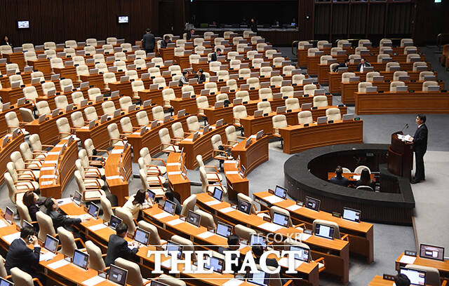 윤상현 국민의힘 의원이 무제한 토론(필리버스터)를 하는 가운데 여당 의원들의 좌석이 대부분 비어있다.