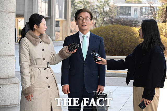 통일교로부터 금품 수수의혹을 받는 전재수 더불어민주당 의원이 19일 오전 서울 서초구 서울고등검찰청 청사에 마련된 ‘정교유착 비리 합동수사본부‘(합수본)에 출석하며 입장을 밝히고 있다. /김성렬 기자