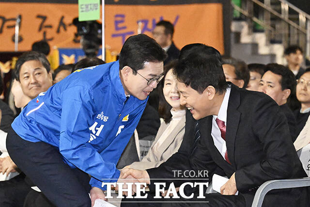 정원오 더불어민주당 서울시장 예비후보가 옅은 미소를 지어 보이고 있다.