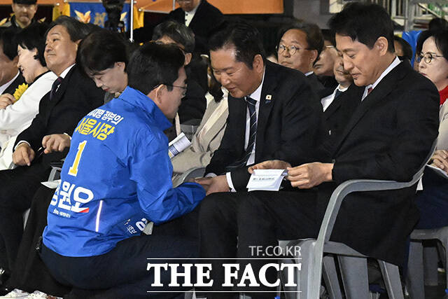 정원오 더불어민주당 서울시장 예비후보(왼쪽)가 19일 오전 서울 송파구 서울특별시교육청 잠실학생체육관에서 열린 '2026년 환경공무관 한마음 축제'에 참석해 정청래 민주당 대표와 대화를 나누고 있는 가운데 오세훈 시장이 발언자료를 살펴보고 있다. /송호영 기자