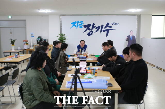 장기수 천안시장 예비후보가 선거 캠프에서 지역 청년들과 간담회를 열고 의견을 나누고 있다. /장기수 예비후보