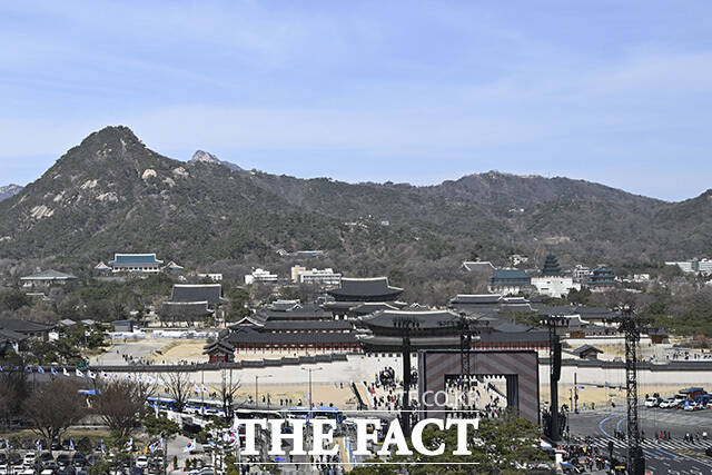 그룹 방탄소년단(BTS)의 컴백 공연 가설 무대와 경복궁, 청와대가 차례로 보이고 있다.