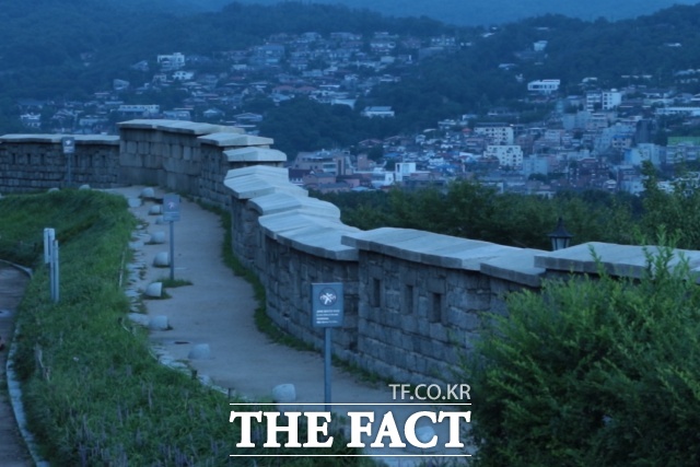 서울 종로구 낙산공원 성곽길은 넷플릭스 '케이팝 데몬 헌터스'에서 루미와 진우가 데이트를 즐긴 장소다. /이상빈 기자