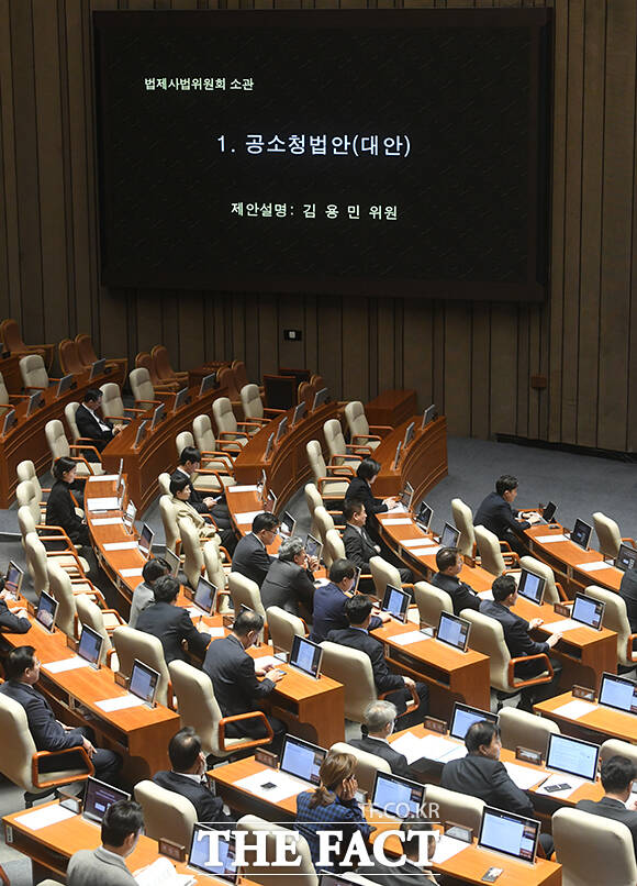 여당 의원들이 김 의원의 공소청법 제안 설명을 듣고 있다.