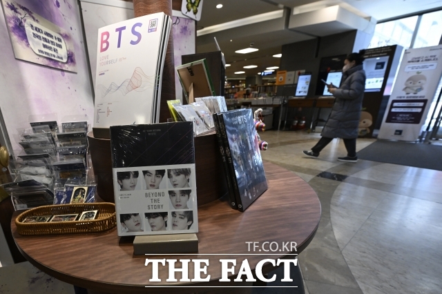 '아리랑' 논쟁은 K콘텐츠가 세계 속에서 어떻게 이해되고 소비되는지를 보여주는 사례다. 사진은 그룹 방탄소년단(BTS)의 컴백 공연을 앞둔 17일 오후 서울 종로구 교보문고 광화문점에 BTS 관련 서적이 놓여 있다. /송호영 기자