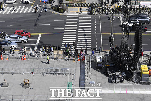 그룹 방탄소년단(BTS)의 컴백 공연 가설 무대와 경복궁, 청와대가 차례로 보이고 있다.