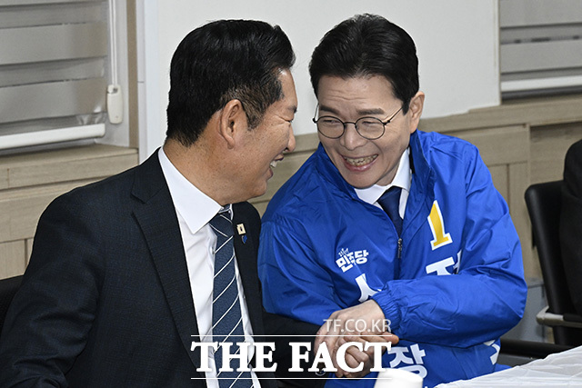 정 예비후보가 행사 전 간담회에서 환경공무관들과 대화를 하고 있다.