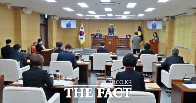 부여군의회가 19일 본회의장에서 제300회 임시회를 열고 있다. /김형중 기자