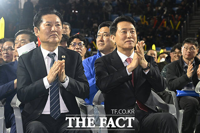 오 시장이 행사장에 입장하고 있다.