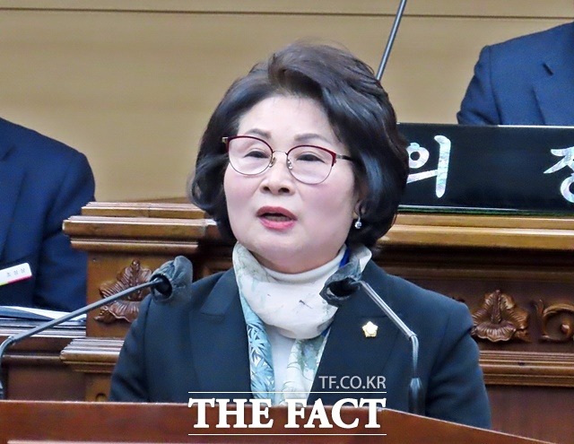 윤선예 의원이 19일 부여군의회 제300회 임시회 제1차 본회의에서 5분 자유발언을 하고 있다. /김형중 기자