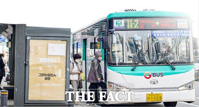 시민이 11-2번 버스를 이용하는 모습. /광명시