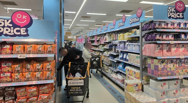 이마트가 초저가 PB '5K PRICE'의 상품군을 소형가전과 생활용품으로 확대하며 장바구니 물가 안정에 나섰다. /이마트