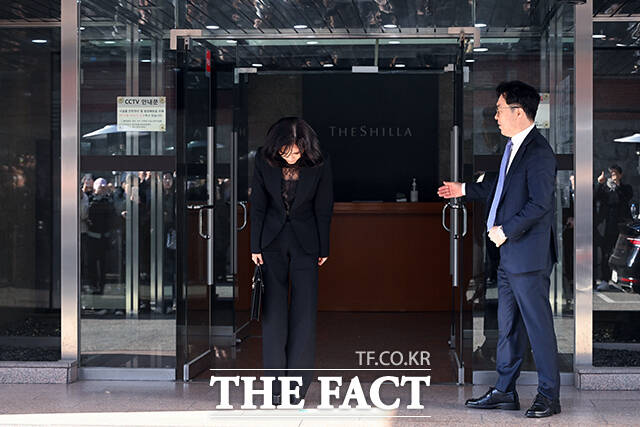 별도의 발언 없이 인사하는 이부진 사장.