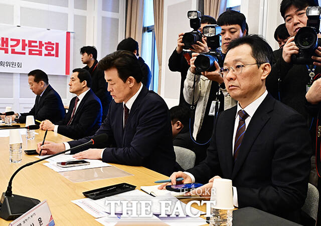 ‘국민의힘 중동사태 관련 정유업계 대표와의 정책간담회’ 참석한 이상윤 SK에너지 부사장(오른쪽).