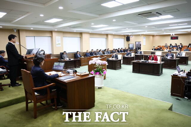 청양군의회가 18일 본회의장에서 제318회 임시회 제2차 본회의를 진행하고 있다. /청양군의회