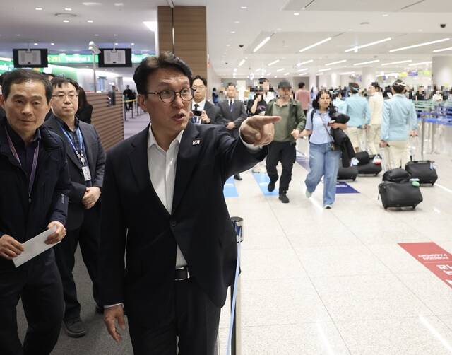 김민석 국무총리는 19일 방탄소년단(BTS) 복귀 공연과 관련해 인천국제공항 입국장 상황을 점검하고 