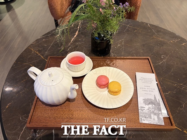 아크로 라운지 압구정 방문객에게는 간단한 다과가 제공된다. /공미나 기자