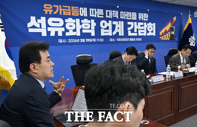 석유화학 업계 관계자들 만난 더불어민주당 을지로위원회.