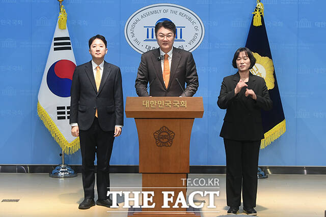 김정철 개혁신당 서울시장 예비후보(가운데)가 19일 오전 서울 여의도 국회 소통관에서 기자회견을 열고 출마선언을 하고 있다. 이날 기자회견에는 이준석 개혁신당 대표가 함께 참석했다. /국회=박상민 기자