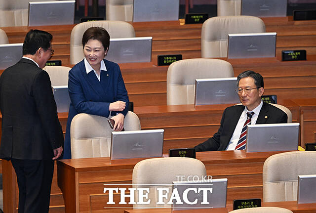 본회의 참석한 정성호 법무부 장관(오른쪽).