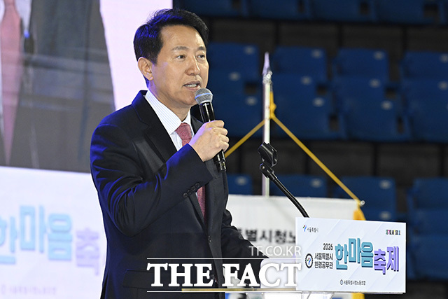 오 시장이 행사장에 입장하고 있다.