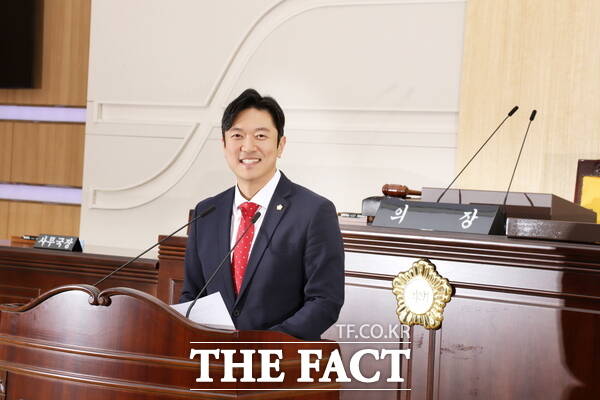 박철용 대전시 동구의원(국민의힘, 동구 나)이 동구의회 본회의장에서 기념 촬영을 하고 있다. /대전 동구의회