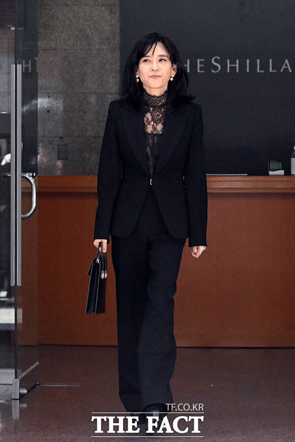 이번 주주총회 패션은 '올블랙'.