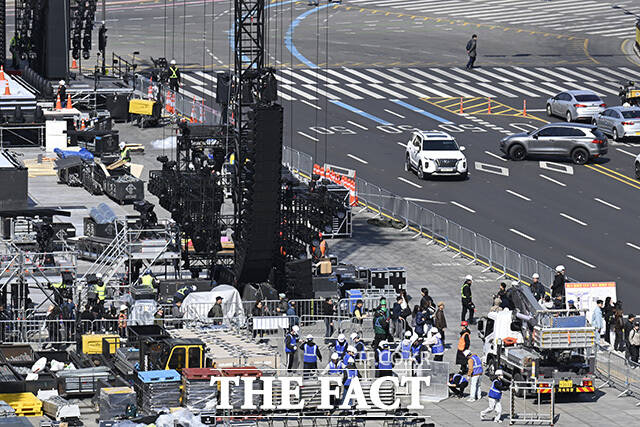 그룹 방탄소년단(BTS)의 컴백 공연 가설 무대와 경복궁, 청와대가 차례로 보이고 있다.