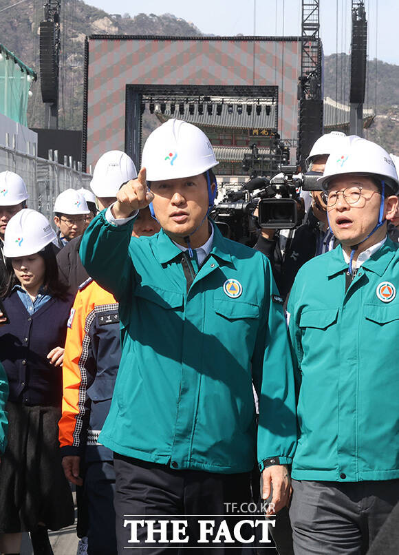 오세훈 시장이 준비된 객석을 점검하고 있다.