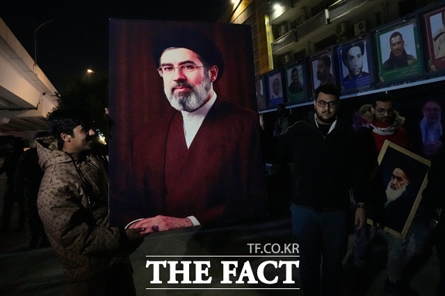 이란의 새 최고지도자인 아야톨라 모즈타바 하메네이는 지난 17일(현지시간) 제3국을 통해 전달된 미국의 긴장 완화·휴전 제안을 거부했다. 사진은 지난 9일(현지시간) 이라크 바그다드에서 이라크인들이 이란 최고지도자로 선출된 모즈타바 하메네이를 지지하는 의미로 그의 초상화를 들고 있는 모습. /뉴시스, AP