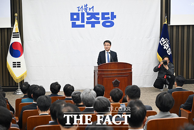 의원총회에서 모두발언하는 정청래 더불어민주당 대표(오른쪽).