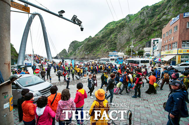 울릉도 관문 도동항 인근이 관광객으로 붐비고 있다. /울릉군