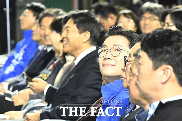 정원오 더불어민주당 서울시장 예비후보가 옅은 미소를 지어 보이고 있다.